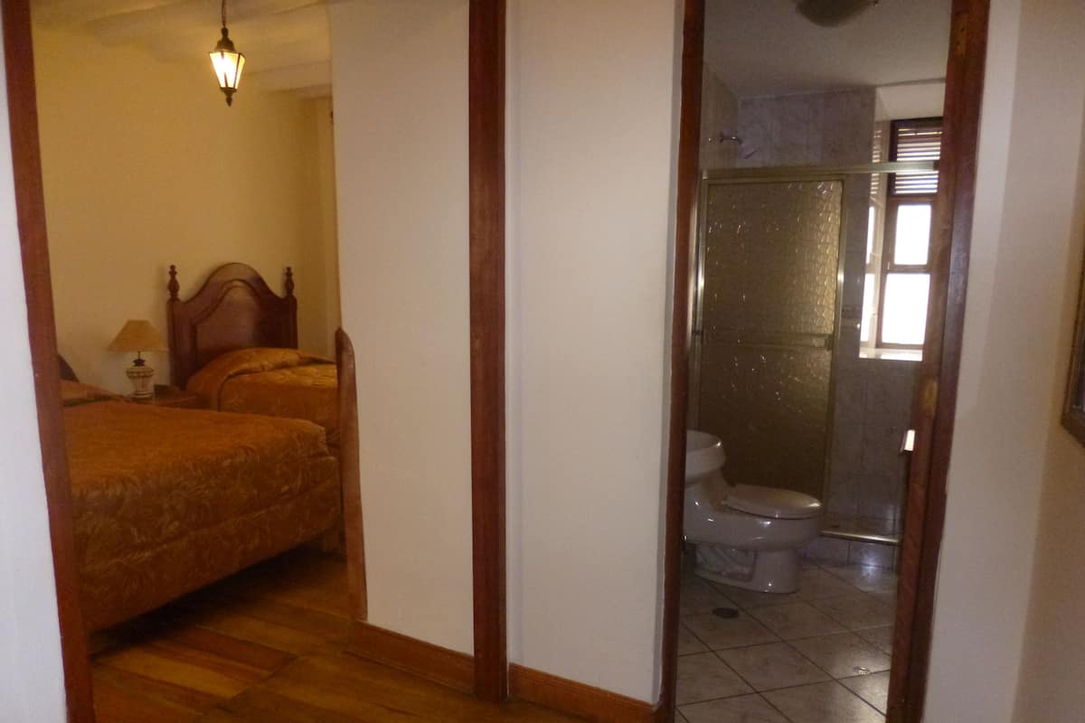 Caja de seguridad en la habitación y escritorio 