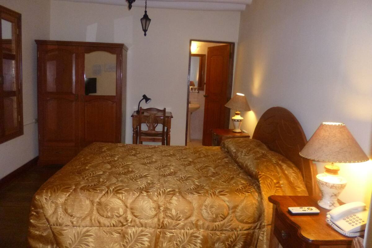 Caja de seguridad en la habitación y escritorio 