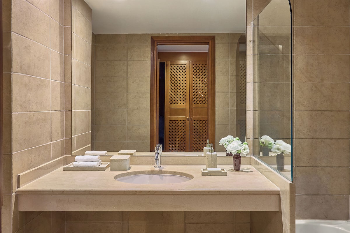 in-room safe, desk, soundproofing, free wifi