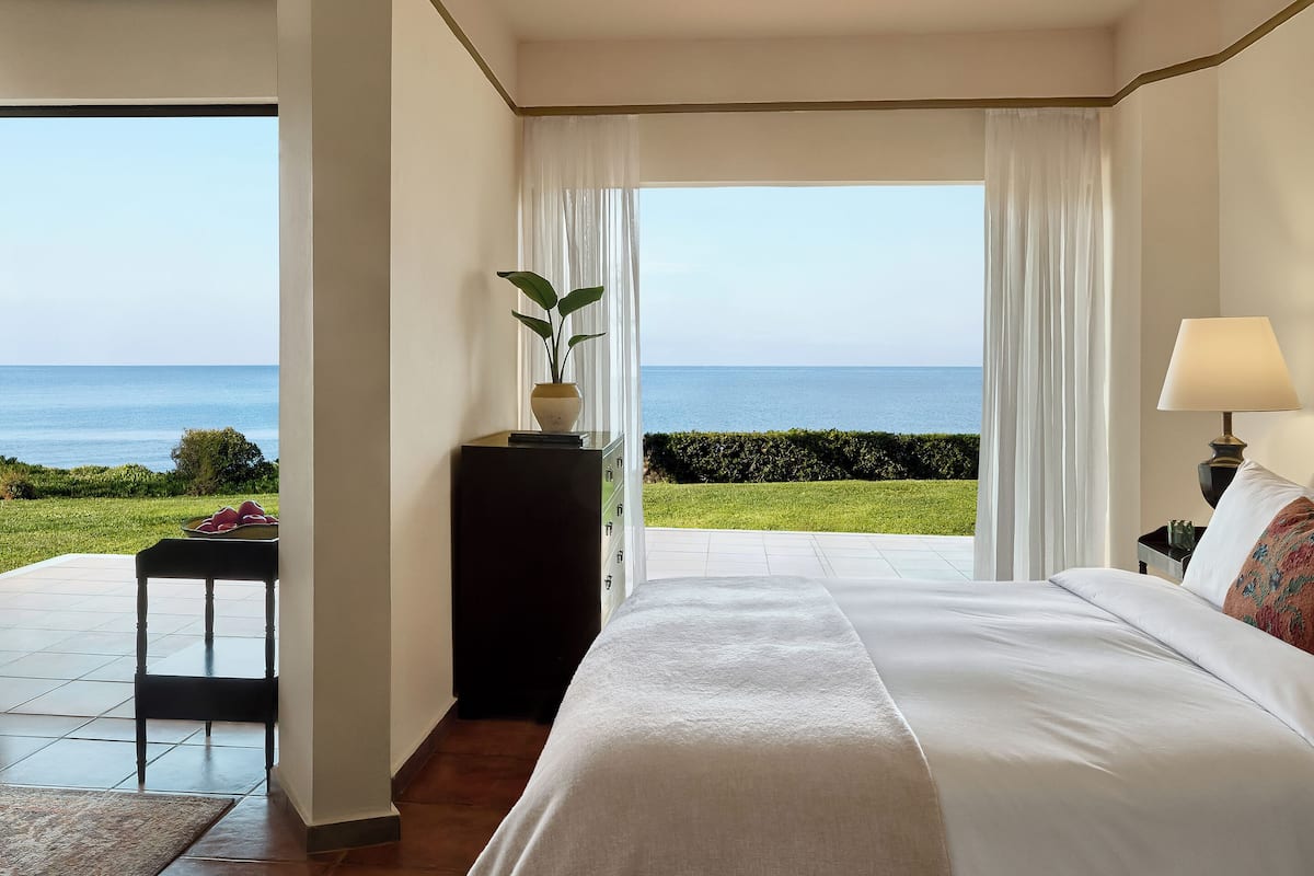 in-room safe, desk, soundproofing, free wifi