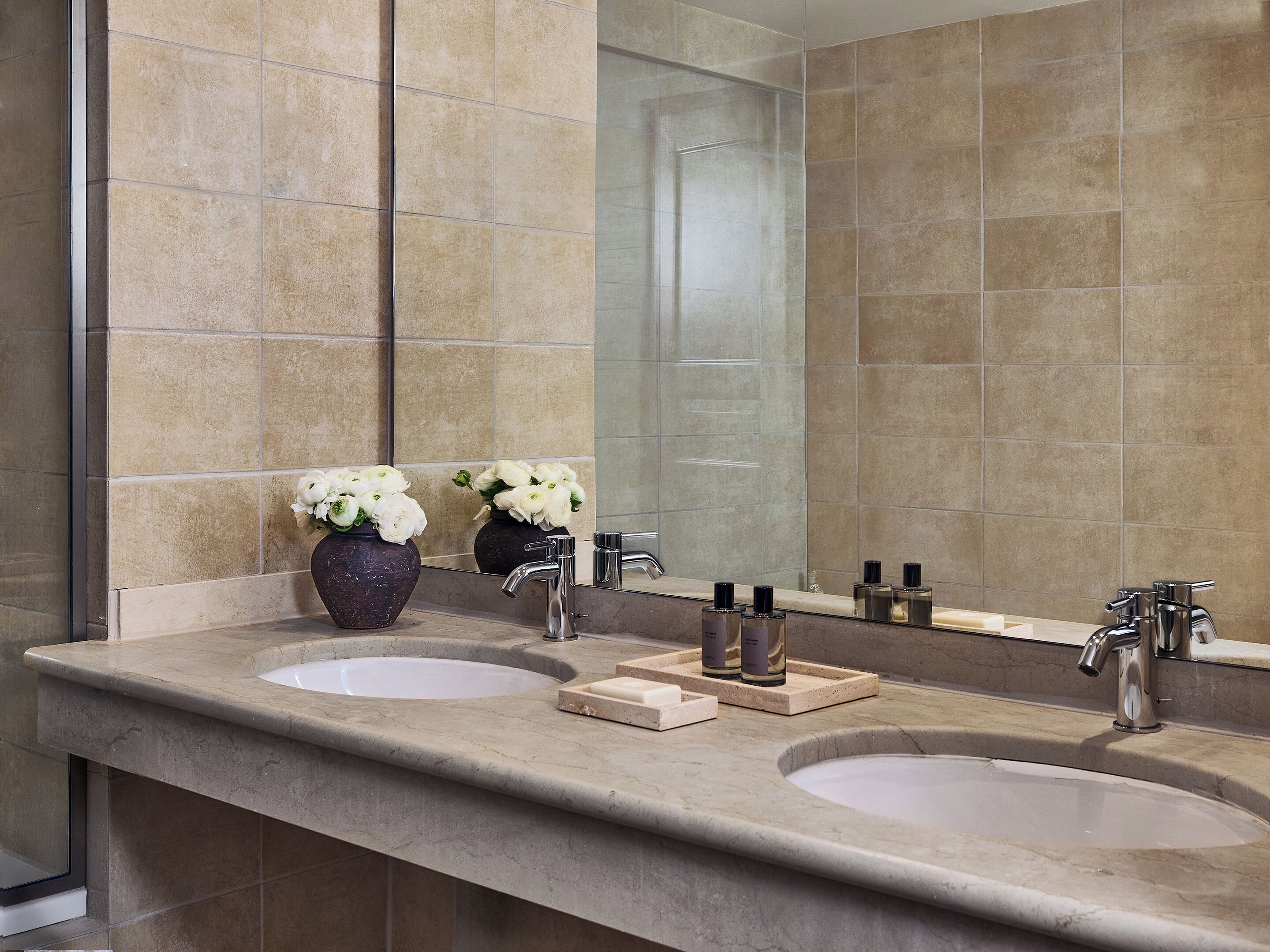 egnatia executive suite | in-room safe, desk, soundproofing, free wifi