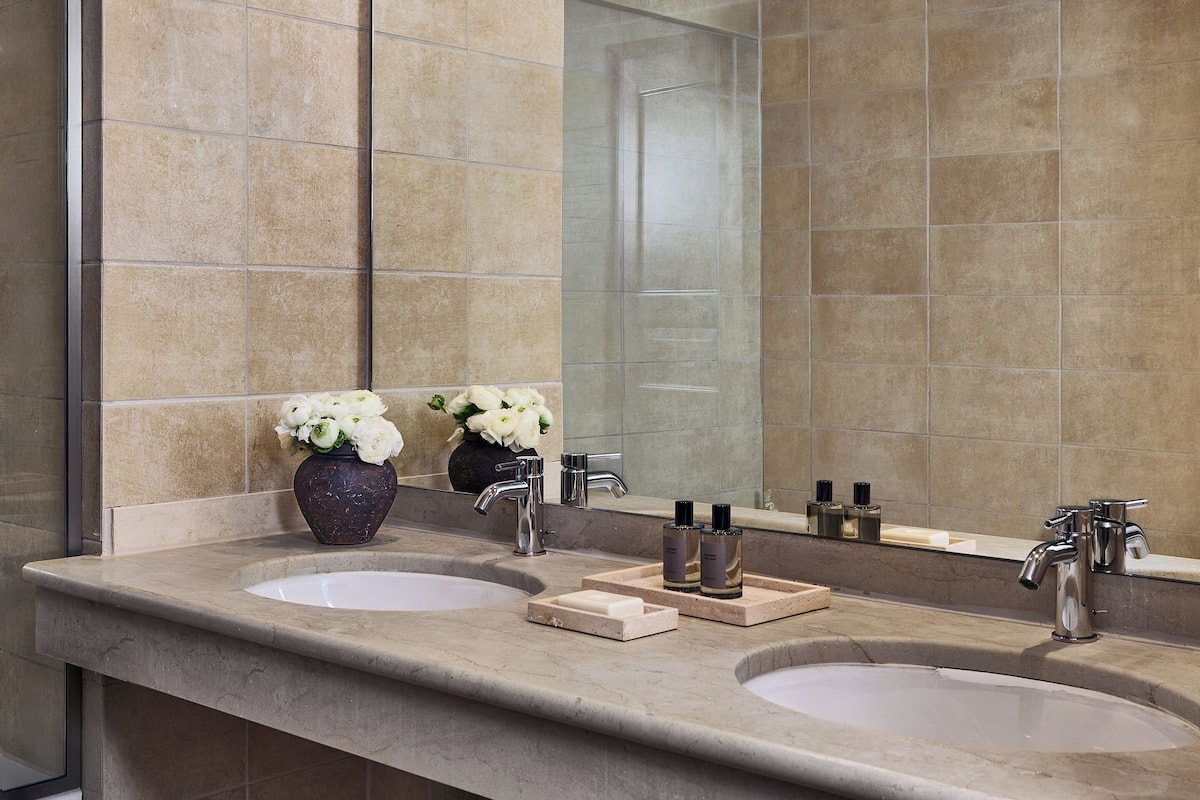 egnatia executive suite | in-room safe, desk, soundproofing, free wifi