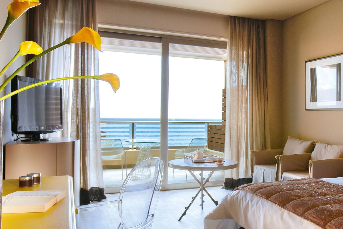 in-room safe, desk, soundproofing, free wifi