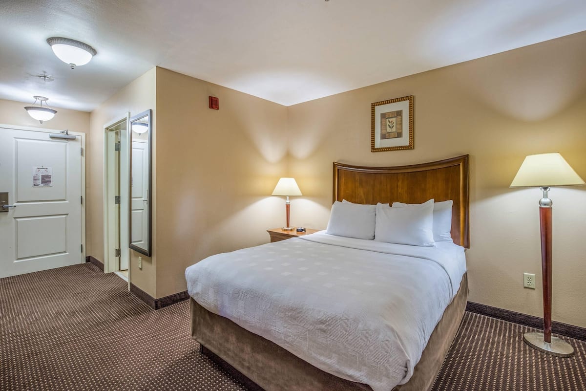 desk, iron/ironing board, free wifi, bed sheets