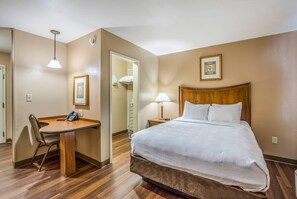 Suite, 1 letto queen, non fumatori | Una scrivania, ferro/asse da stiro, Wi-Fi gratuito, lenzuola