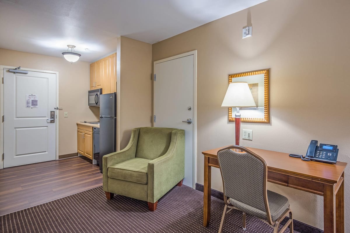 Suite, 2 Queen Beds, Non Smoking