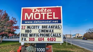 Schild des Delta Motel mit Annehmlichkeiten wie 32-Zoll-LCD-Fernseher, Frühstück, HBO und Cinemax.