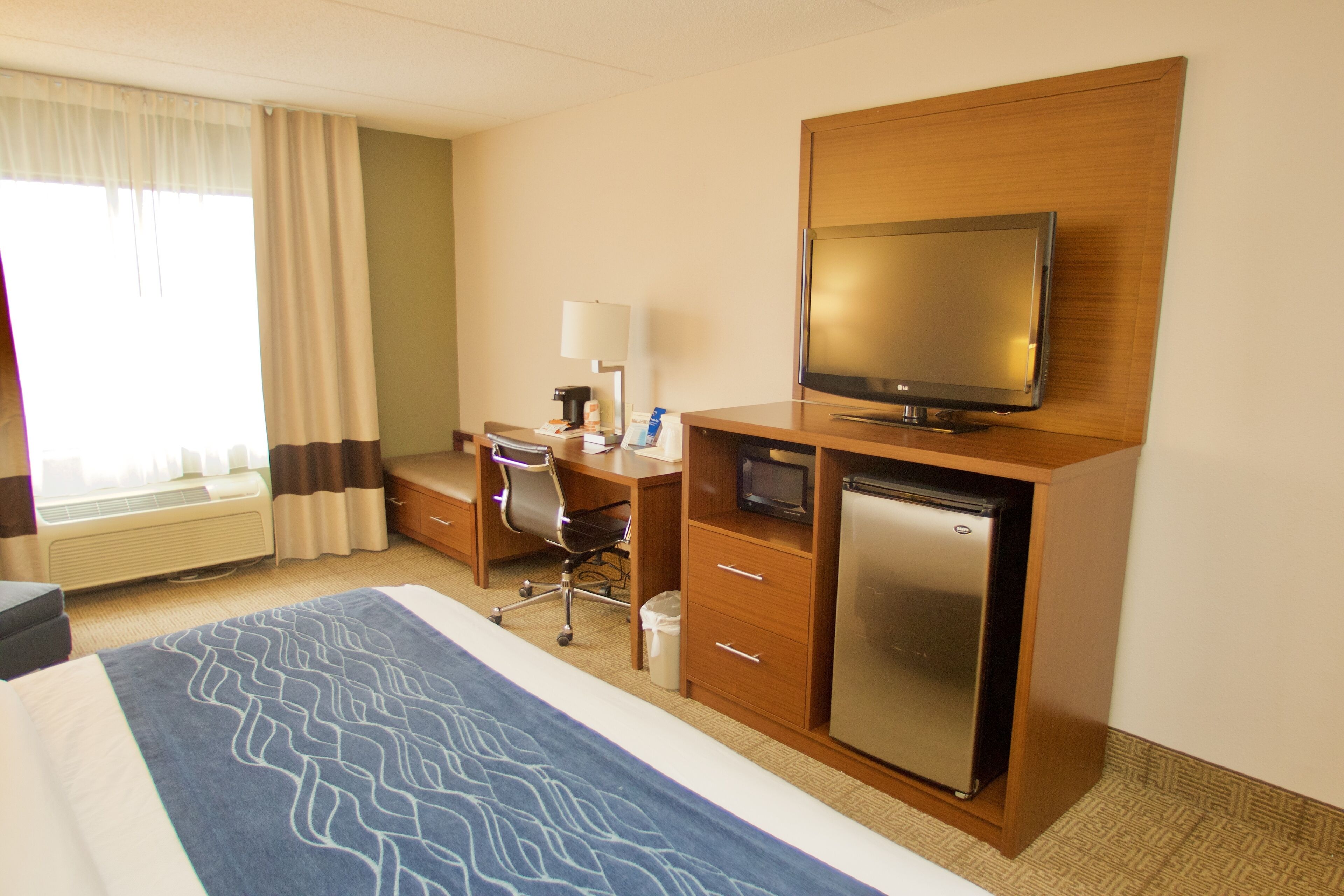 standard room, 1 king bed, non smoking | laptop workspace, blackout curtains, iron/ironing board, free wifi