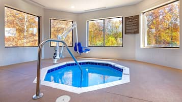 Piscina interna, funciona das 10h às meia-noite, espreguiçadeiras