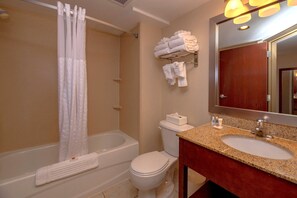 Combined shower/bathtub, free toiletries, hair dryer, towels