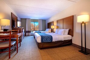 Laptop workspace, blackout curtains, iron/ironing board, free WiFi - Comfort Inn Near Quantico Main Gate North (Dumfries)