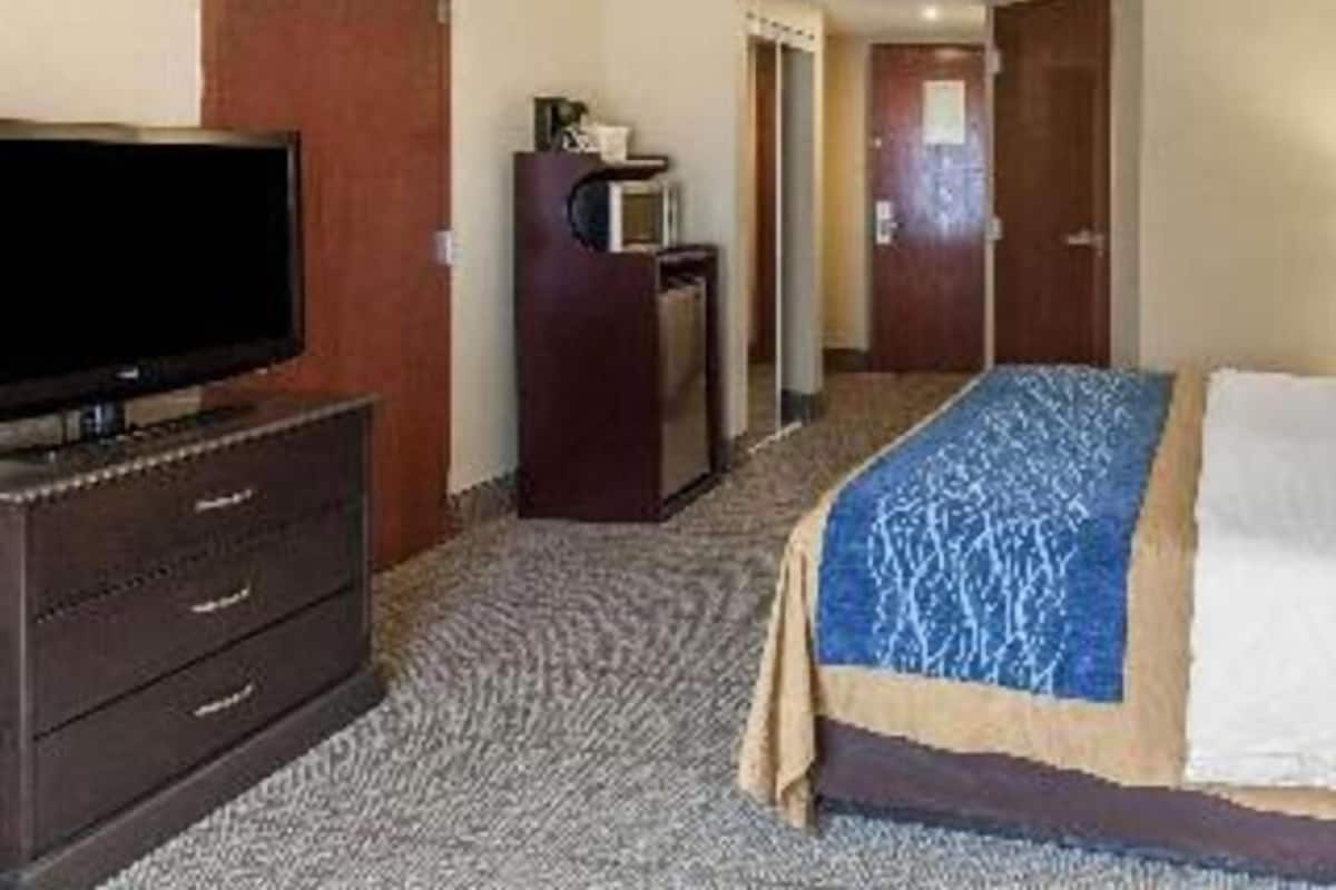 Laptop workspace, blackout curtains, iron/ironing board, free WiFi