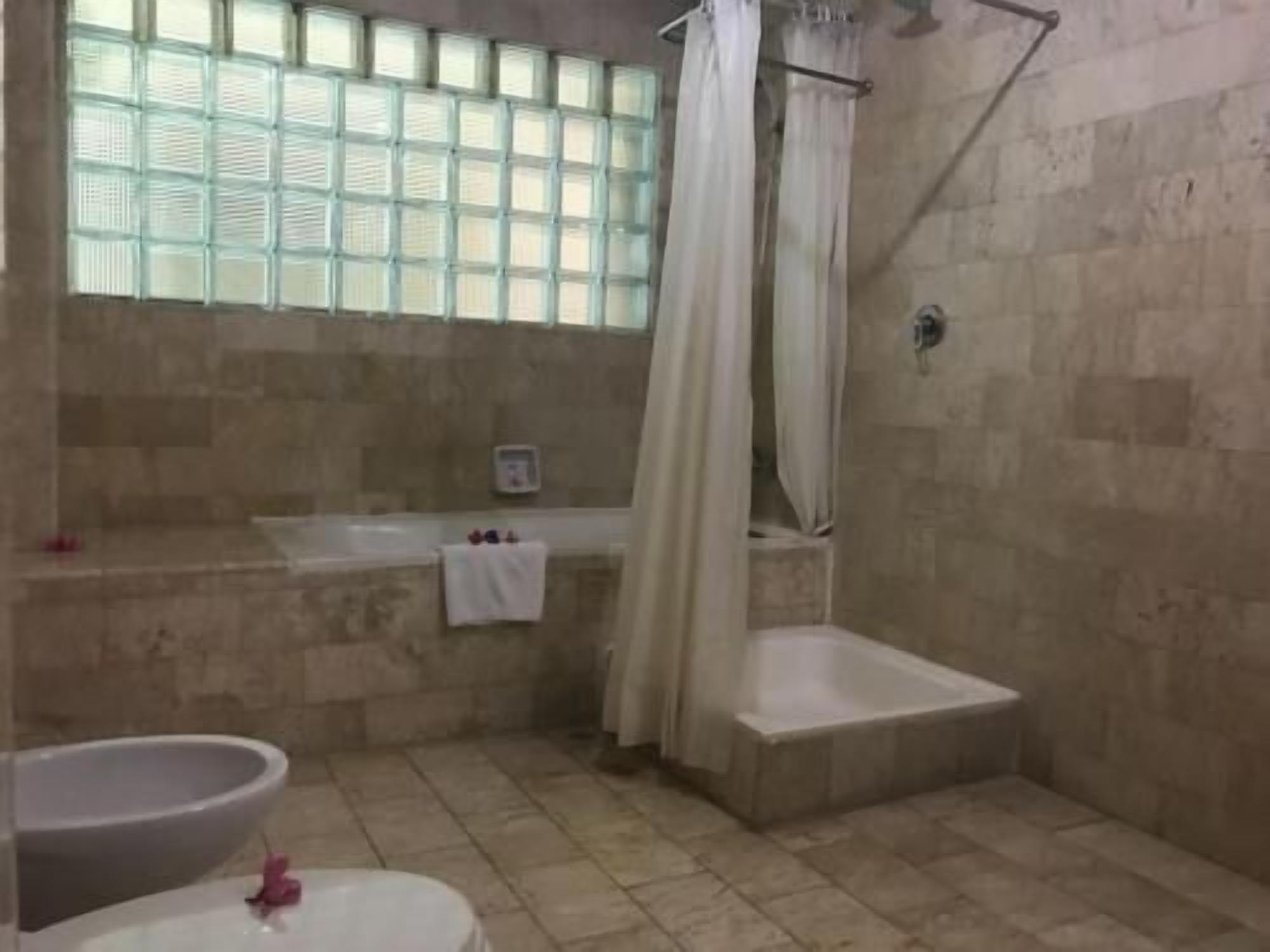 Kamar mandi | Kombinasi shower/bathtub dan perlengkapan mandi gratis