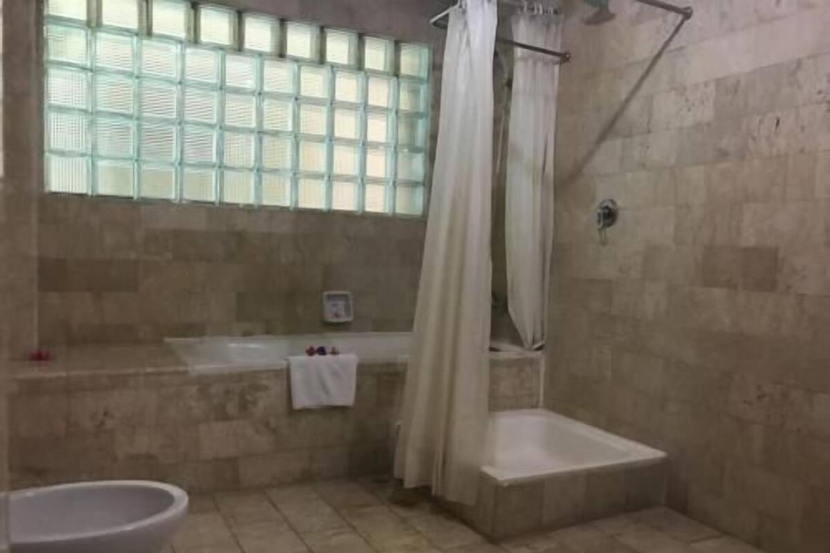 Kamar mandi | Kombinasi shower/bathtub dan perlengkapan mandi gratis