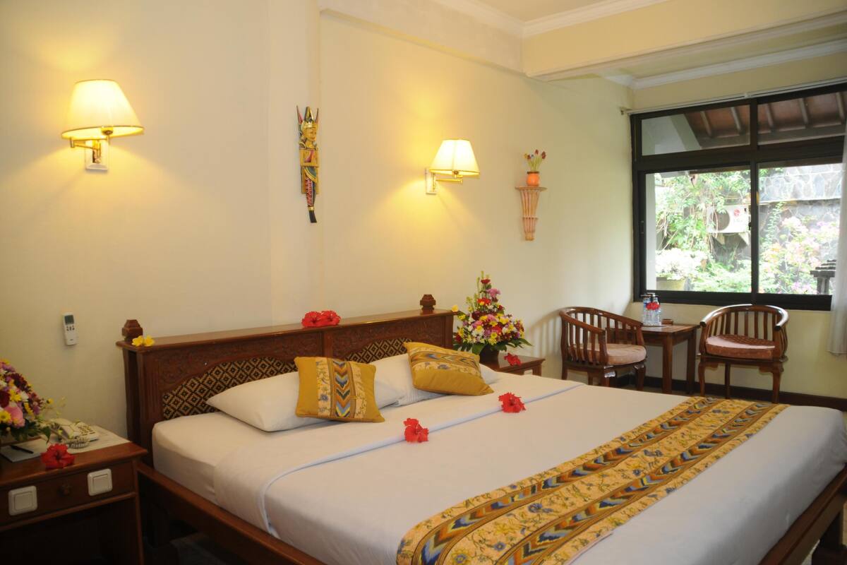 Minibar, in-room safe, WiFi (free), alarm clocks