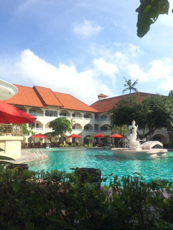 3 outdoor pools, pool umbrellas, pool loungers