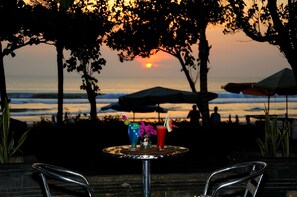 Frukost och lunch serveras, njut av de goda smakerna från lokala rätter.