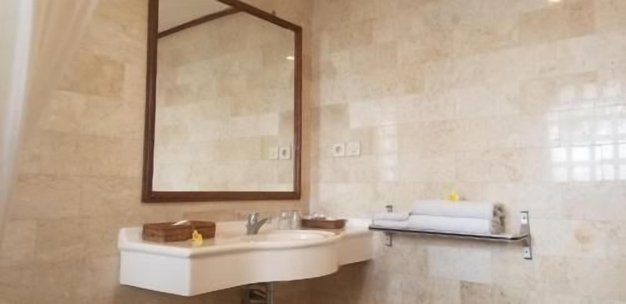 Kamar mandi | Kombinasi shower/bathtub dan perlengkapan mandi gratis