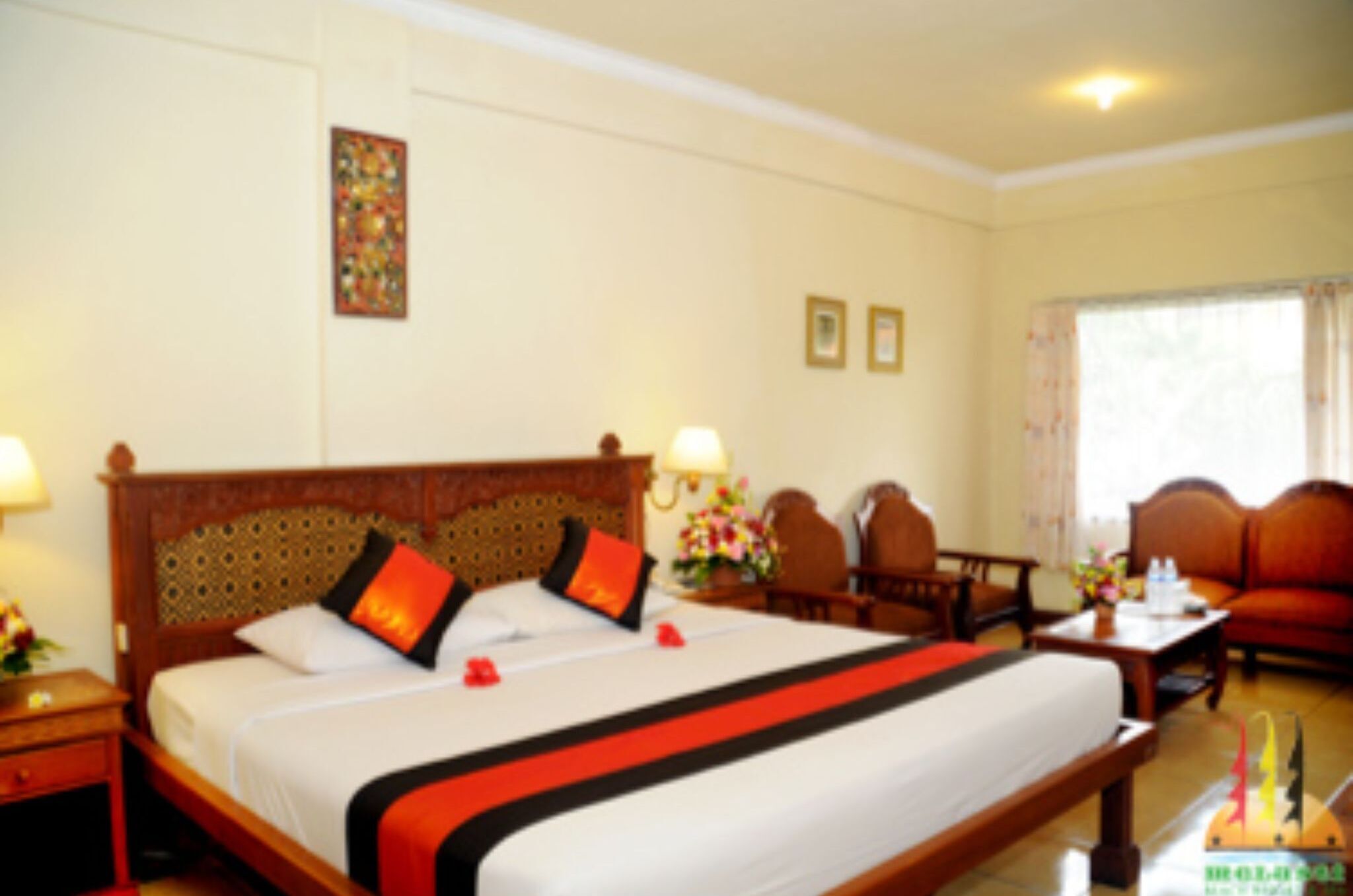 Minibar, in-room safe, WiFi (free), alarm clocks