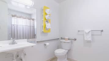 Combined shower/bathtub, free toiletries, hair dryer, towels