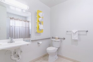 Combined shower/tub, free toiletries, hair dryer, towels