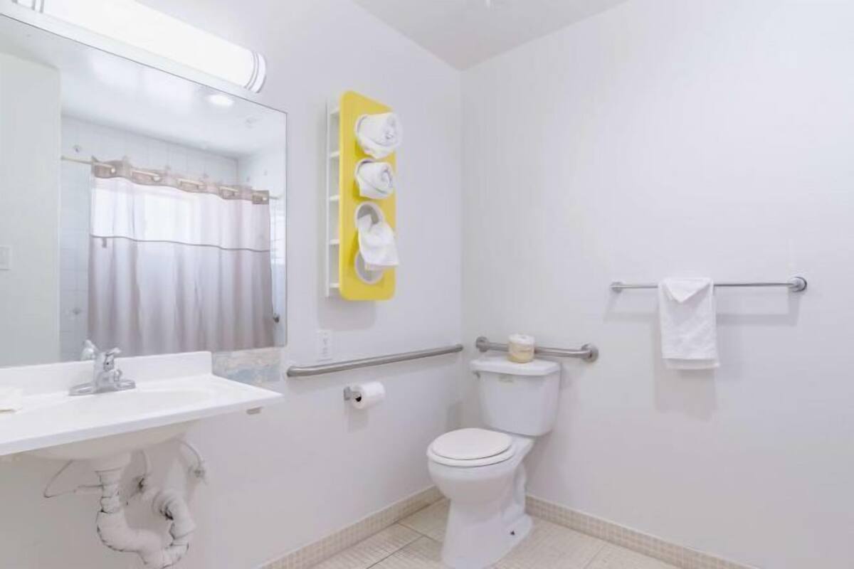 Combined shower/tub, free toiletries, hair dryer, towels