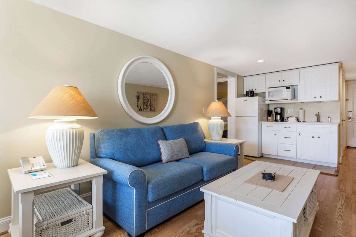 suite, 2 bedrooms, non smoking | individually decorated, individually furnished, iron/ironing board