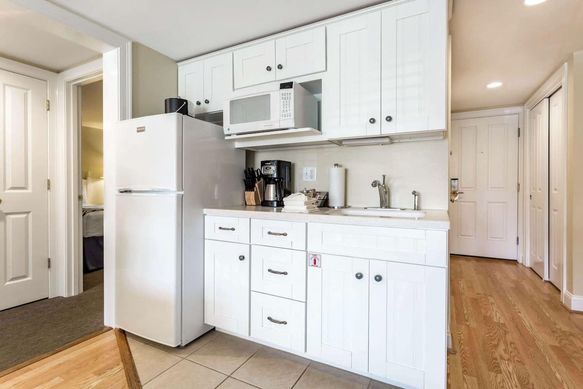 suite, 2 bedrooms, non smoking | individually decorated, individually furnished, iron/ironing board