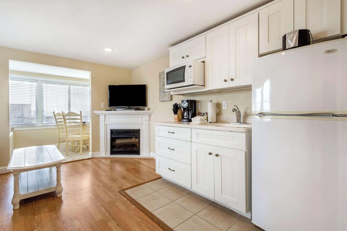 studio suite, 1 bedroom, non smoking | individually decorated, individually furnished, iron/ironing board