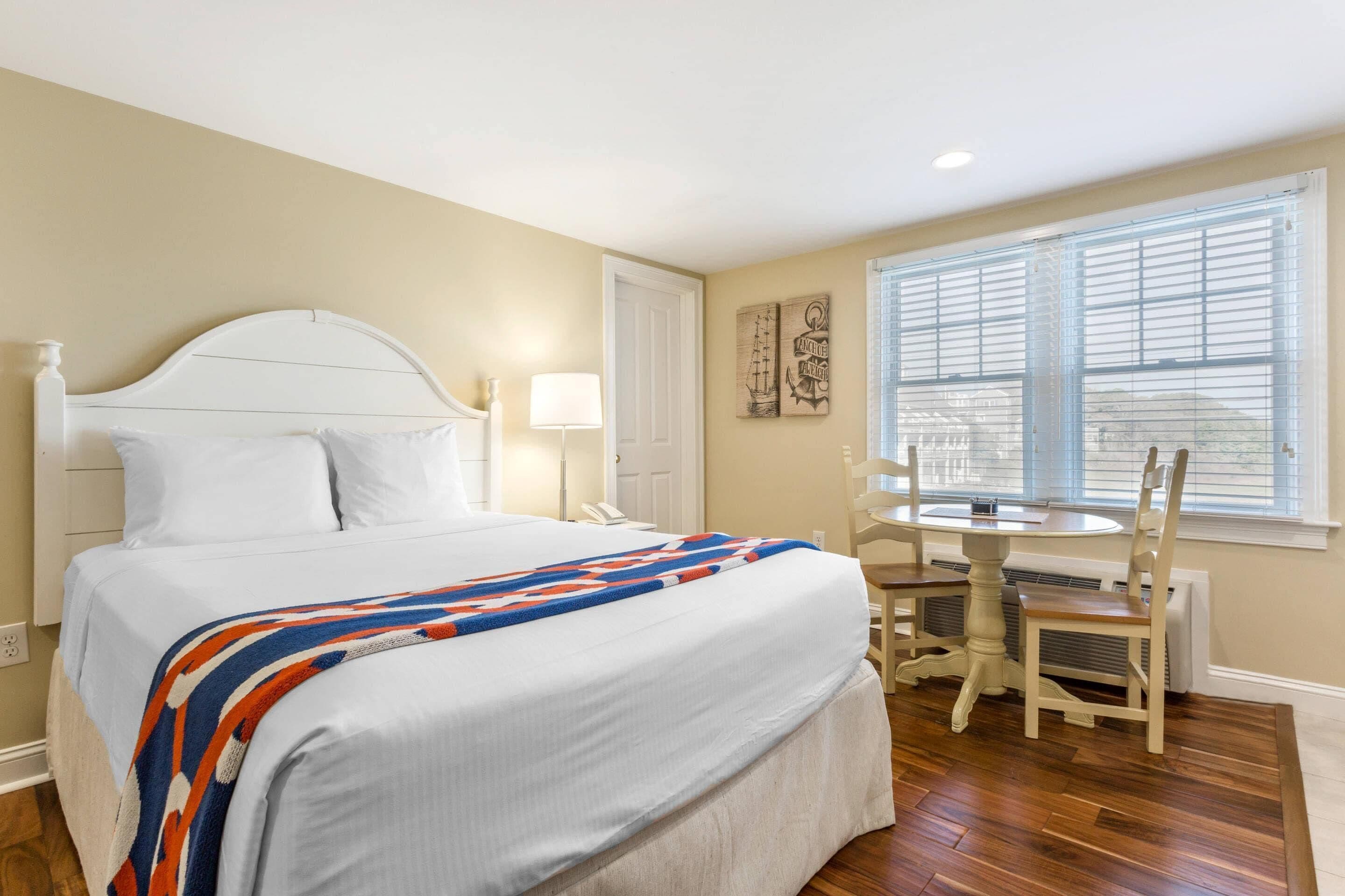 Standard Studio, 1 Queen Bed, Non Smoking | Iron/ironing board, cribs (free), WiFi (free), individually decorated