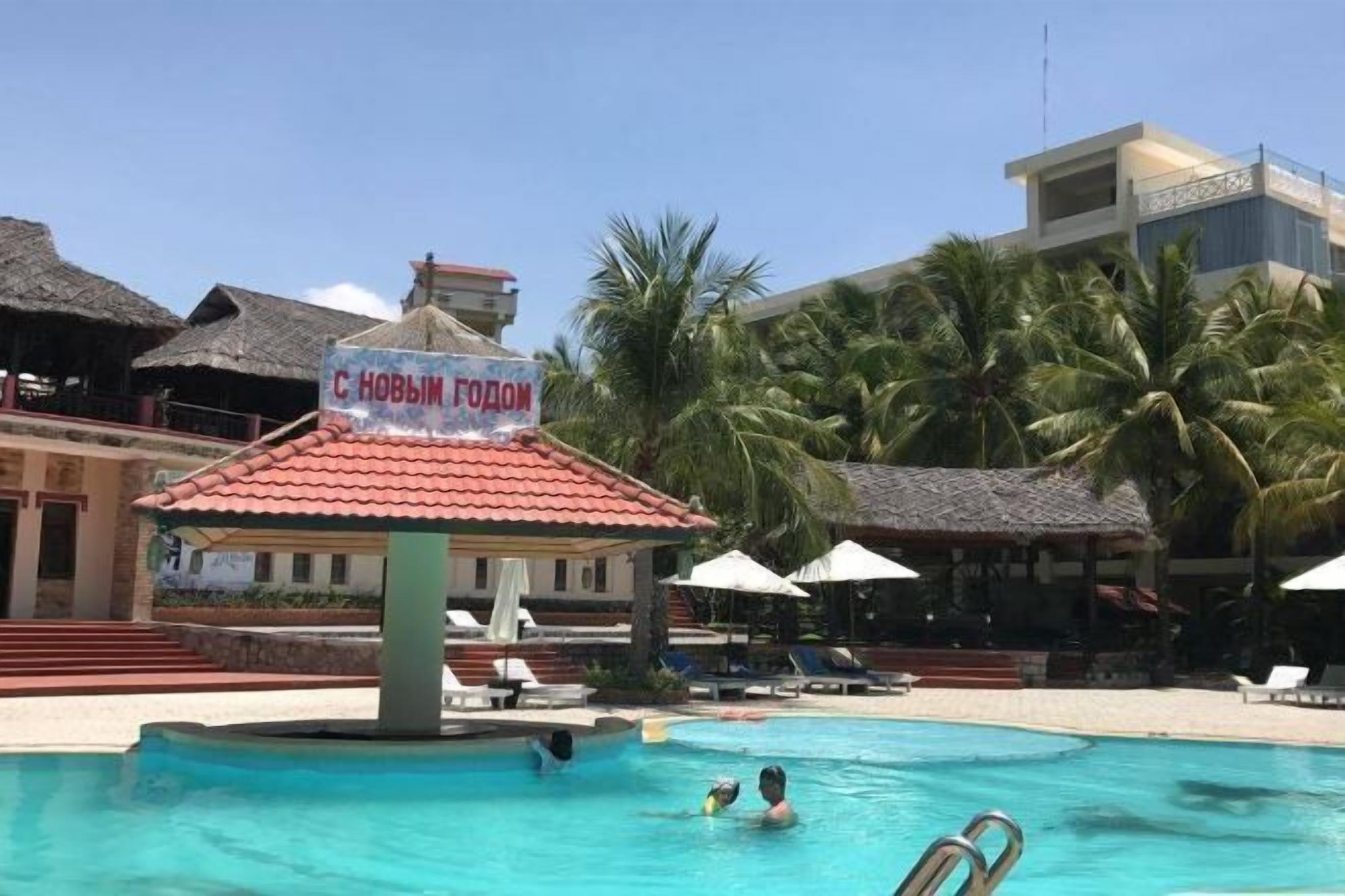 Una piscina cubierta, una piscina al aire libre