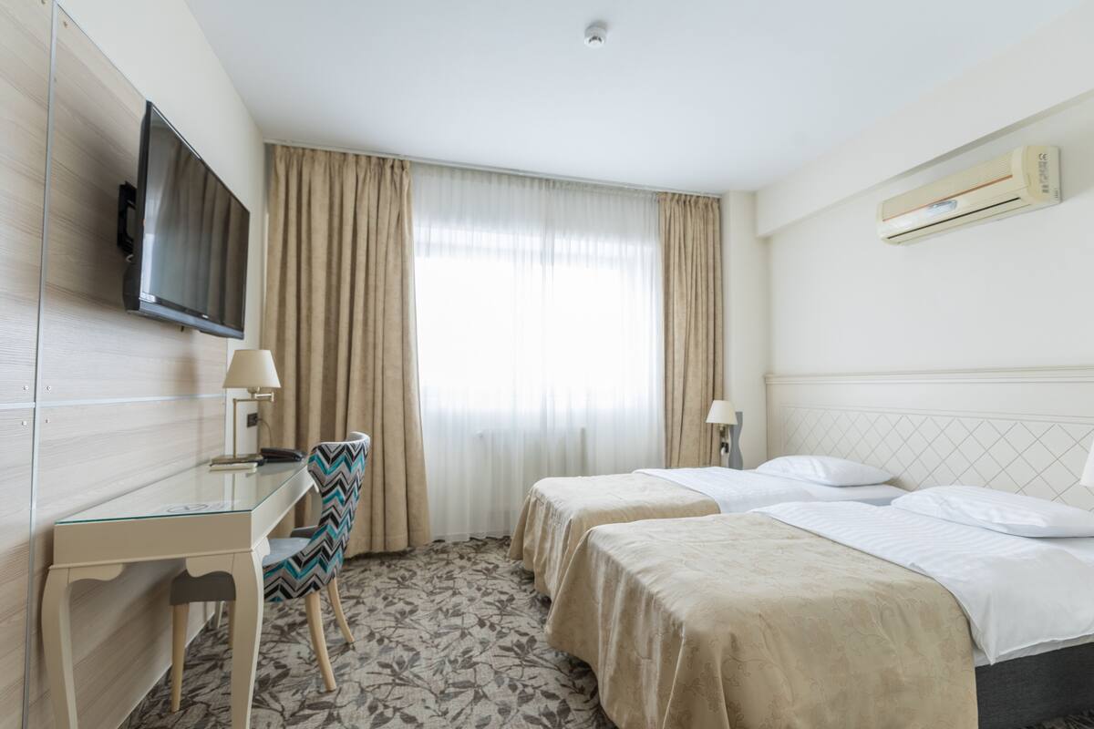 Minibar, Zimmersafe, Schreibtisch, Bügeleisen/Bügelbrett