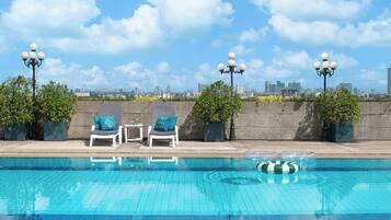 สระว่ายน้ำกลางแจ้ง, คาบาน่าฟรี, เก้าอี้อาบแดดริมสระ