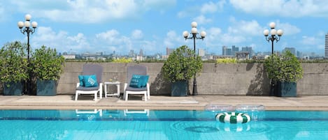 Outdoor pool, free cabanas, sun loungers