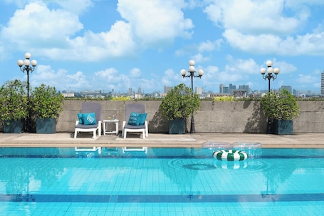 Una piscina al aire libre, camas de piscina gratis