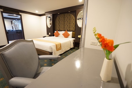 Executive Suite | 1 bedroom, premium bedding, minibar, in-room safe
