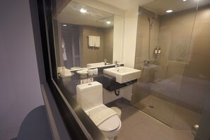 Corner Suite Room | Bathroom | Free toiletries, hair dryer, bathrobes, slippers