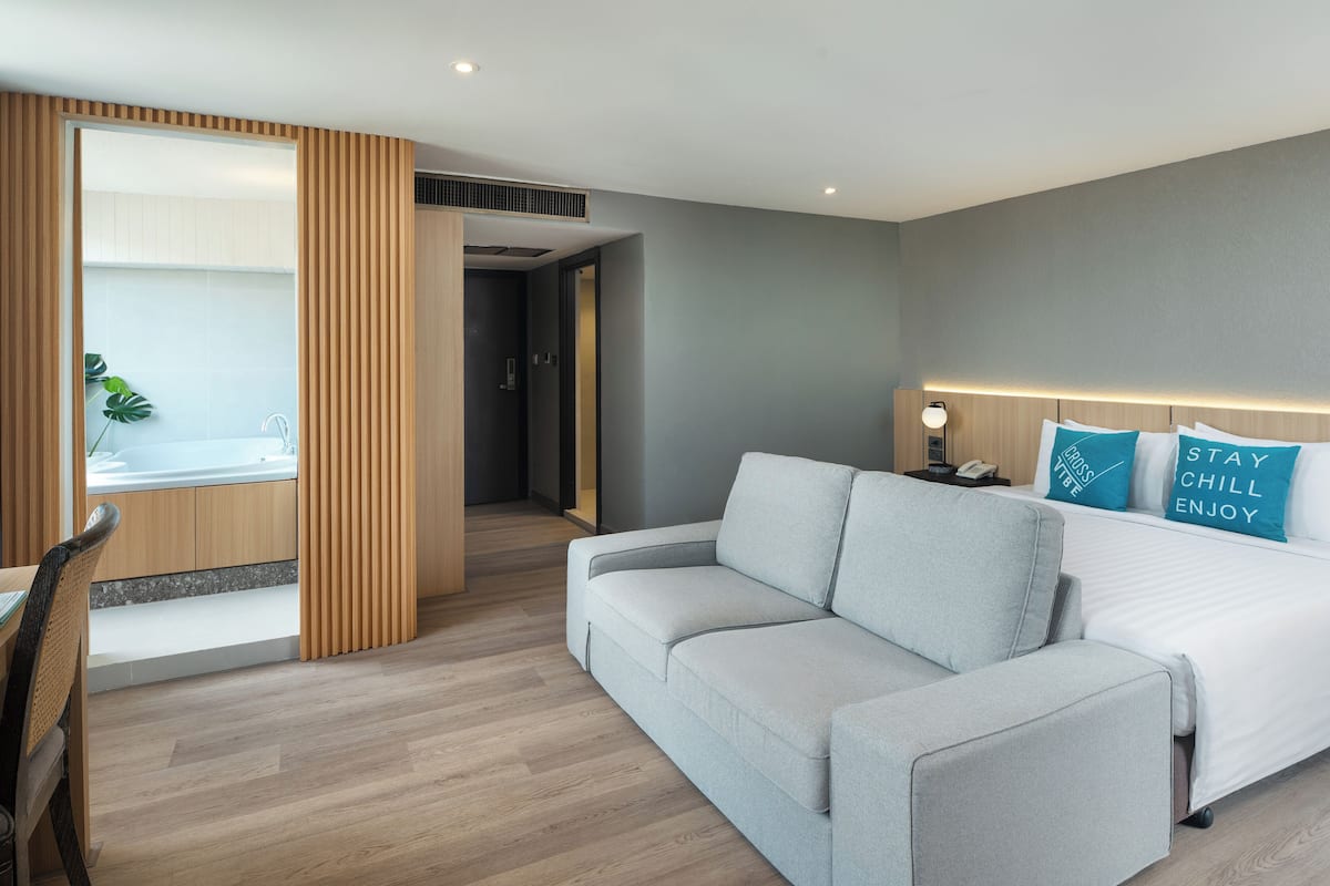 Jacuzzi Suite Room | 1 bedroom, premium bedding, minibar, in-room safe