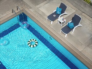 Outdoor pool, free cabanas, sun loungers