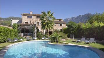 2 outdoor pools, sun loungers