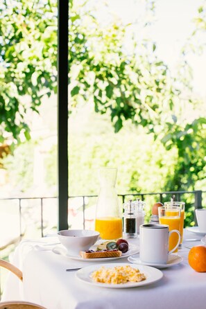 Desayuno a la carta todos los días (con cargo)