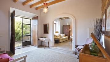 Familienvilla, 3 Schlafzimmer | Wohnbereich | 32-Zoll-Flachbildfernseher mit Satellitenempfang, Fernseher
