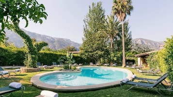 2 outdoor pools, sun loungers