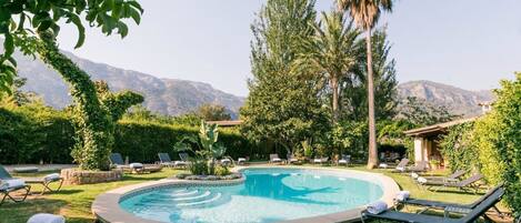 2 piscinas externas, espreguiçadeiras