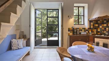 Familienvilla, 2 Schlafzimmer | Wohnbereich | 32-Zoll-Flachbildfernseher mit Satellitenempfang, Fernseher