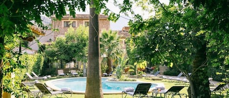 2 piscines extérieures, chaises longues