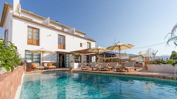 室外泳池;泳池傘、躺椅