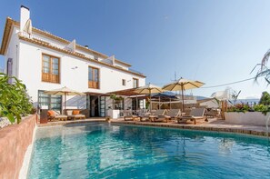 Piscine extérieure, parasols, chaises longues