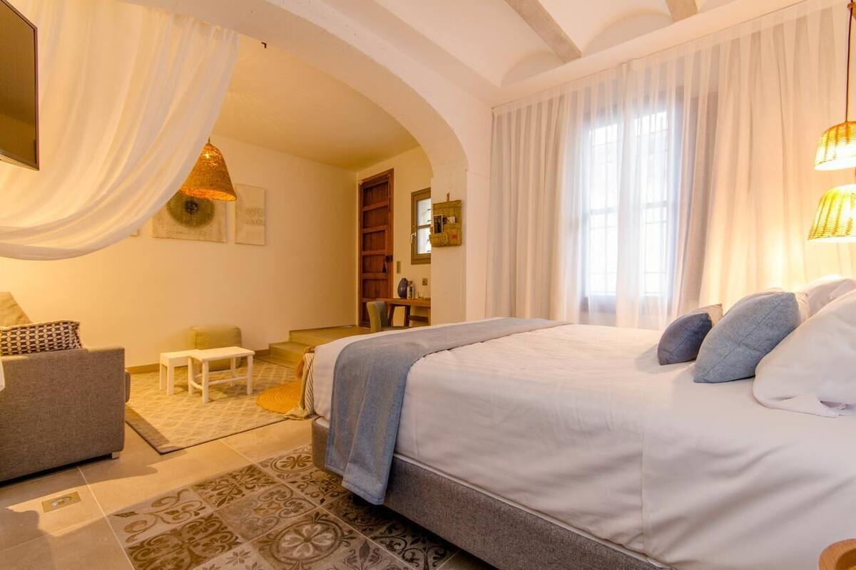Camas con pillow-top, minibar y caja de seguridad en la habitación