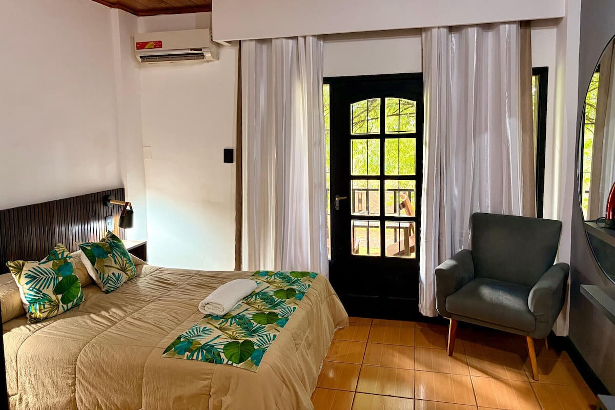 Caja de seguridad en la habitación, wifi gratis y ropa de cama